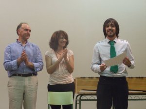 A entrega do diploma.